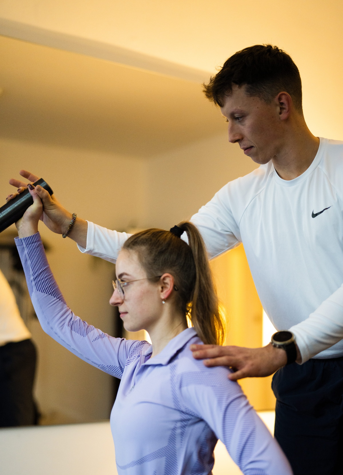Mikołaj Malinowski podczas konsultacji fizjoterapeutycznej z pacjentem Poznań